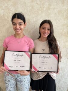 בוגרות קורס לק ג'ל לנערות עם תעודה