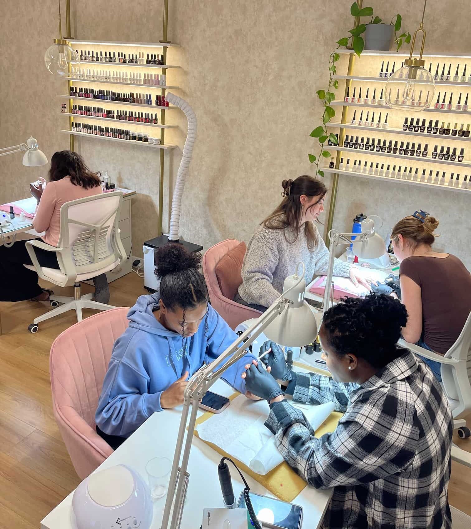 תלמידות לומדות בקורס לק ג'ל - מעיין ביוטי סטודיו (1)