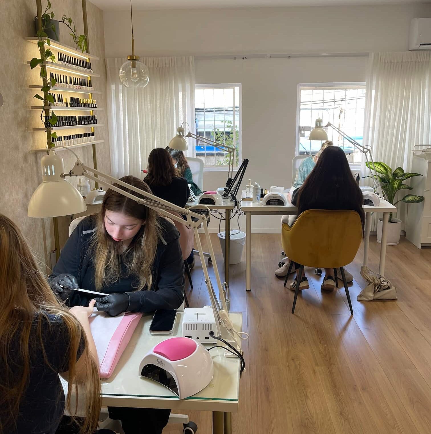 תלמידות לומדות בקורס לק ג'ל - מעיין ביוטי סטודיו