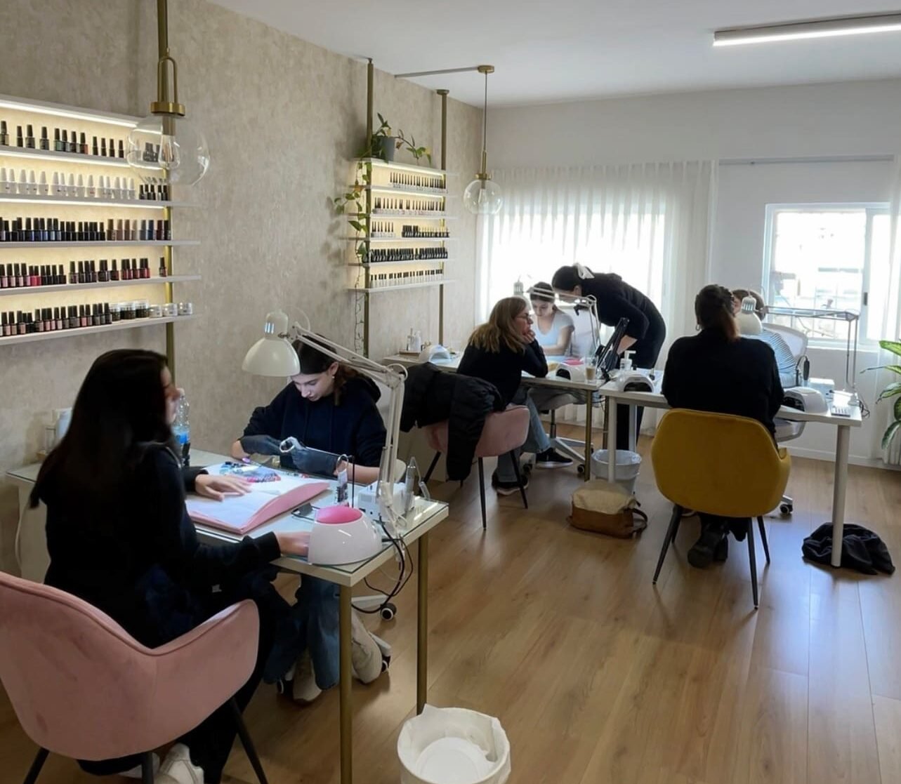 תלמידות לומדות בקורס לק ג'ל - מעיין ביוטי סטודיו (4)