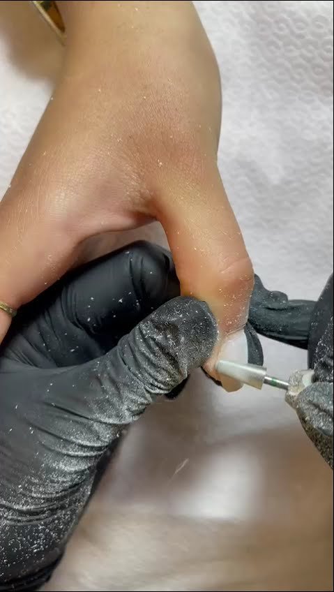 איך מסירים לק ג'ל בעדינות ובמקצועיות