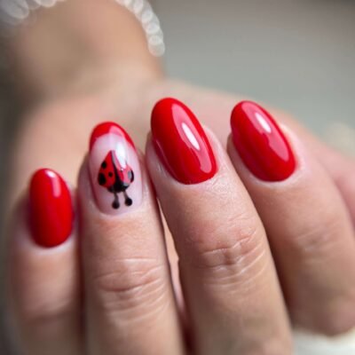 לק ג'ל עם קישוט של חיפושית